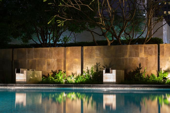 jardin con piscina con iluminacion exterior inteligente