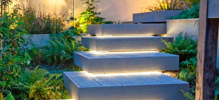 escalera moderna jardin con tiras led