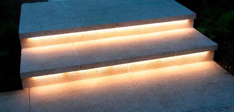 tiras led inteligentes en escalera jardin